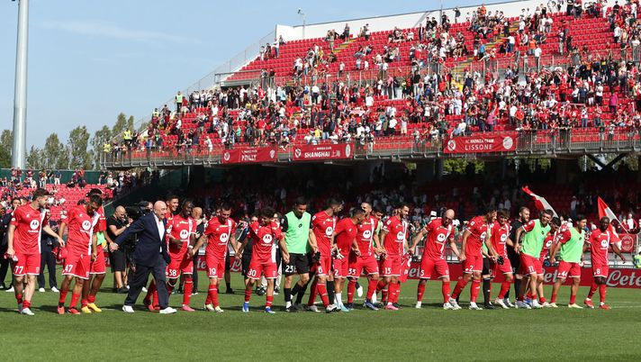 MONZA, ITALY - OCTOBER 08: AC Monza players and the CEO of AC Monza, Adriano Galliani, celebrate with the fans following the team's victory at the end of the Serie A TIM match between AC Monza and US Salernitana at U-Power Stadium on October 08, 2023 in Monza, Italy. (Photo by Marco Luzzani/Getty Images) CONI, Collare d’Oro al Monza: Galliani “Sarebbe stato impossibile senza Silvio Berlusconi” - immagine 1