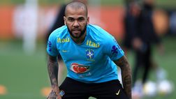 Dani Alves fa felice un bambino sulla spiaggia: “Il giorno più bello della mia vita”