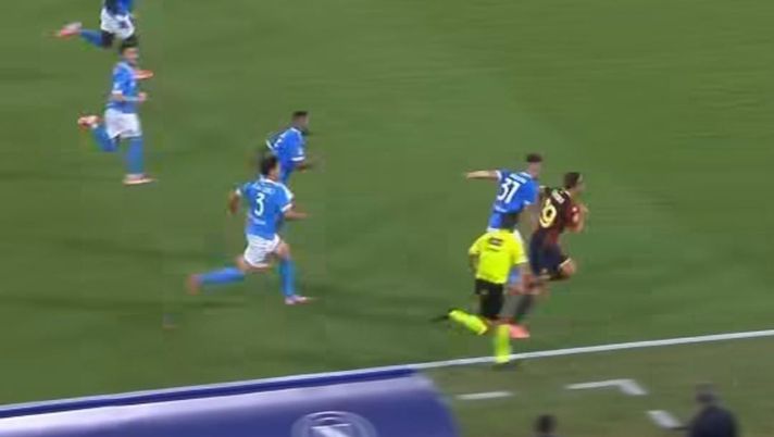 Napoli-Genoa, Colombo viene accerchiato dagli azzurri proprio come Leao – IL VIDEO - immagine 1