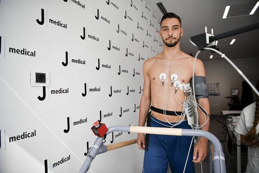 TORINO, ITALIA – 19 LUGLIO: Mattia De Sciglio si sottopone a visite mediche il 19 luglio 2017 a Torino, Italia. (Foto di Daniele Badolato – Juventus FC/Getty Images) De Sciglio-Hradec Kralove, trasferimento sfumato: “Adesso non ci avrebbe aiutato”- immagine 2