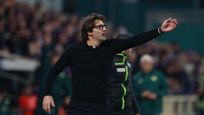 FLORENCE, ITALY - DECEMBER 14: Head coach Paolo Vanoli manager of ACF Fiorentina gestures during the Serie A match between ACF Fiorentina and Hellas Verona FC at Artemio Franchi on December 14, 2025 in Florence, Italy. (Photo by Gabriele Maltinti/Getty Images) Gazzetta: “Vanoli pensa di restare fino al termine della stagione” - immagine 1