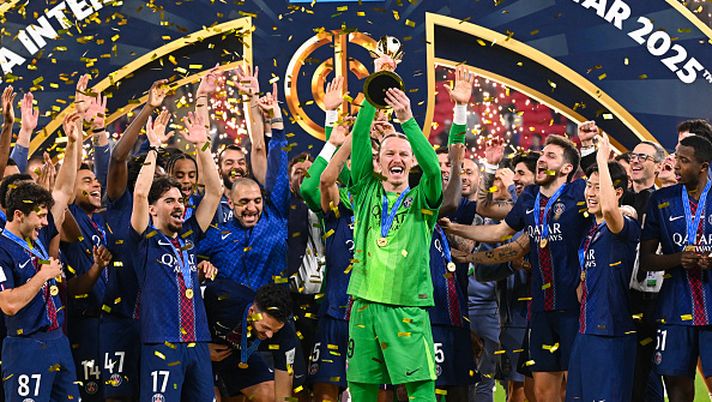 Matvey SAFONOV of Paris Saint-Germain , VITINHA of Paris Saint-Germain, MARQUINHOS of Paris Saint-Germain , Willian PACHO of Paris Saint-Germain , Lucas BERALDO of Paris Saint-Germain , Khvicha KVARATSKHELIA of Paris Saint-Germain during the FIFA Intercontinental Cup 2025 Final match between Paris and Flamengo at Ahmad Bin Ali Stadium on December 17, 2025 in Doha, Qatar. (Photo by Baptiste Fernandez/Icon Sport via Getty Images) Il PSG è campione del mondo! Tanto Napoli in una finale al cardiopalma - immagine 1