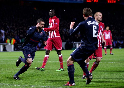 LIONE, FRANCIA - 30 MARZO: Lisandro Lopez, autore di una doppietta con il suo Lione nei quarti di Champions Leagu del 2010 contro il Bordeaux. (Foto di Michael Steele/Getty Images) Monaco PSG derby francesi