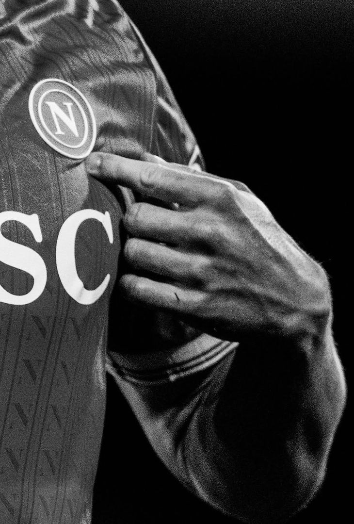 Apre McTominay, chiude Alisson Santos; nel mezzo, l'autorete di Terracciano e De Bruyne: una gara perfetta disputata venerdì sera dal Napoli di Antonio Conte contro la Cremonese, riassunta in 20 fotografie bianche e nere che vanno a comporre un post pubblicato in giornata dall'admin Instagram della compagine partenopea.