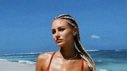Nicole Confortin, fisico spaziale in bikini. Décolleté top e curve sexy per l’ex lady Pinamonti