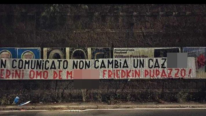 Roma, striscione contro Friedkin e Gasperini: “Un comunicato non cambia un c….” - immagine 1