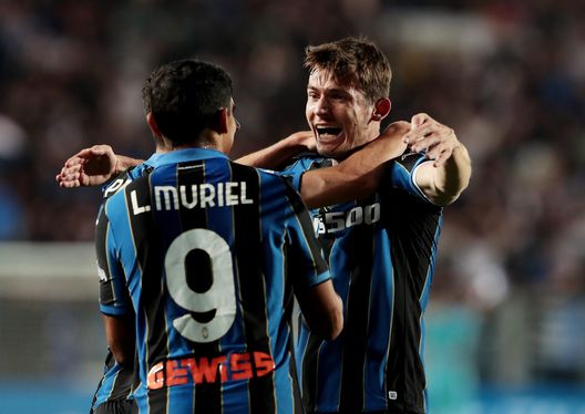 BERGAMO, ITALY - APRIL 27: Marten de Roon of Atalanta BC celebrates with team mates after scoring their team's second goal during the Serie A match between Atalanta BC and Torino FC at Gewiss Stadium on April 27, 2022 in Bergamo, Italy. (Photo by Emilio Andreoli/Getty Images)