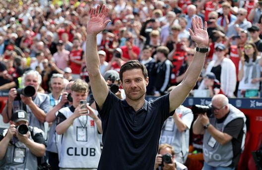 Leverkusen, Germania - 11 maggio 2025: Xabi Alonso saluta i tifosi del Bayer Leverkusen. (Foto di Lars Baron/Getty Images) Il Real Madrid volta pagina: Xabi Alonso in panchina per il Mondiale per Club- immagine 2
