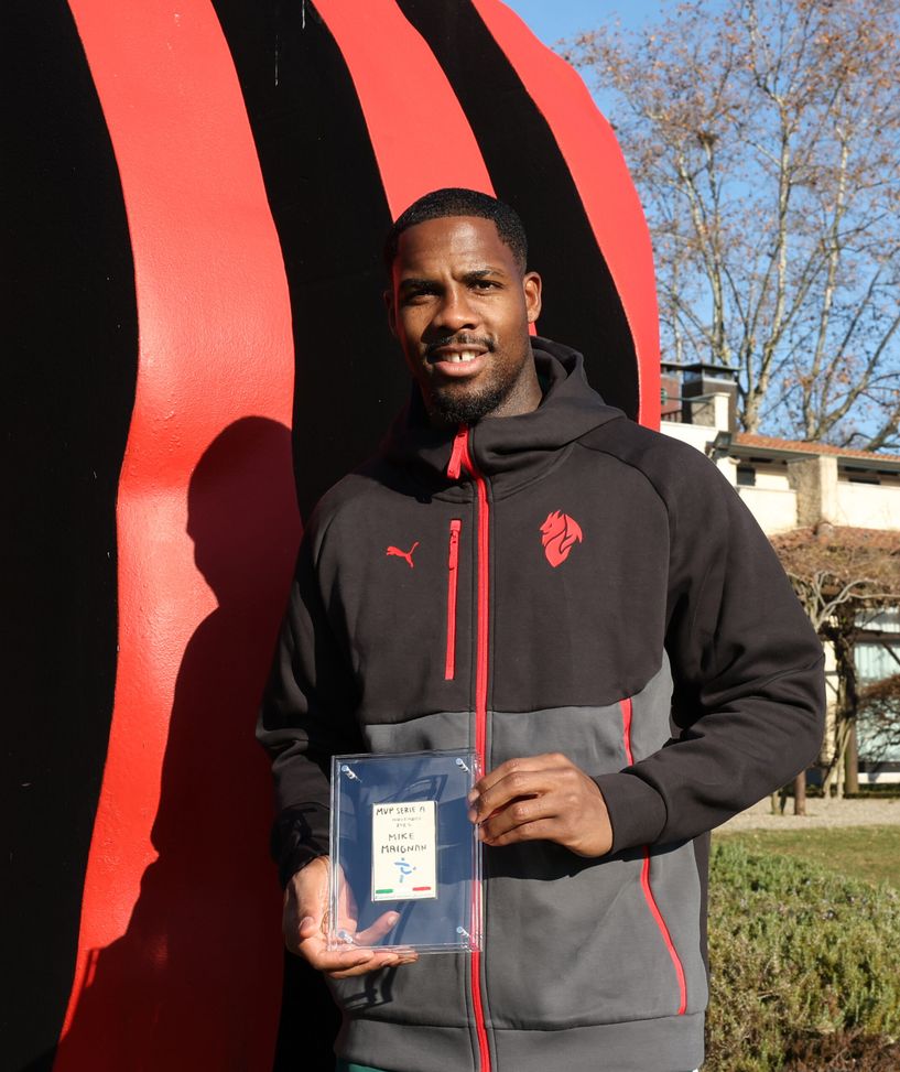 Mike Maignan ieri a Milanello Assocalciatori, Mike Maignan sul gradino più alto del podio: MVP di novembre