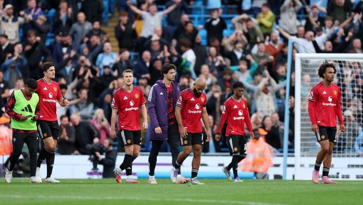 MANCHESTER, ENGLAND - SEPTEMBER 14: Bryan Mbeumo of Manchester United looks dejected after the team's defeat during the Premier League match between Manchester City and Manchester United at Etihad Stadium on September 14, 2025 in Manchester, England. (Photo by Michael Regan/Getty Images) Manchester United, gli arabi interessati all’acquisto del club: contatti con un ex giocatore - immagine 1