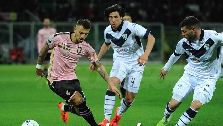 PALERMO, ITALY - FEBRUARY 15: Aleksander Trajkovski (L) of Palermo holds off the challenge from Sandro Tonali of Brescia during the Serie B match between US Citta di Palermo and Brescia at Stadio Renzo Barbera on February 15, 2019 in Palermo, Italy. (Photo by Getty Images/Getty Images)  Palermo-Monza, dirige il match Juan Luca Sacchi: solo pareggi con l’arbitro della sezione di Macerata - immagine 1