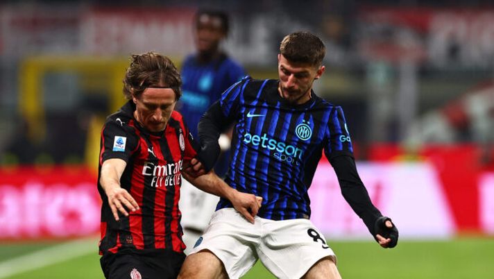 MILAN, ITALY - MARCH 08: Luka Modric of AC Milan competes for the ball with Petar Sucic of FC Internazionale during the Serie A match between AC Milan and FC Internazionale at Giuseppe Meazza Stadium on March 08, 2026 in Milan, Italy. (Photo by Luca Amedeo Bizzarri - Inter/Inter via Getty Images) Modric incensa Sucic: “Presente e futuro della Croazia! Gli do questo consiglio e lo ringrazio perché…” - immagine 1