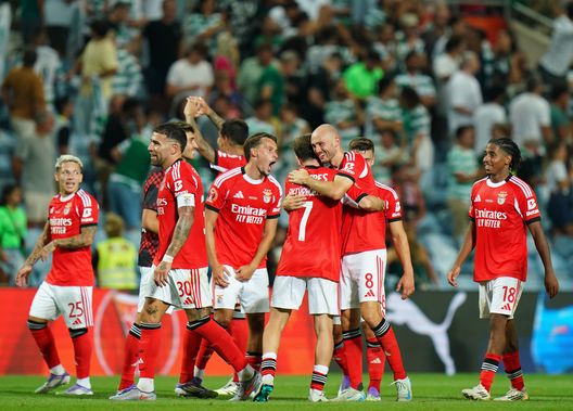 FARO, PORTUGAL - JULY 31: Fredrik Aursnes of SL Benfica of SL Benfica celebrate with teammates after winning the Portuguese Super Cup at the end of the Portuguese Super Cup match between Sporting CP and SL Benfica at Estadio Algarve on July 31, 2025 in Faro, Portugal. (Photo by Gualter Fatia/Getty Images)