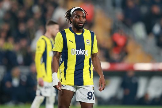 ISTANBUL, TURCHIA 2 APRILE: Allan Saint-Maximin del Fenerbahçe durante il match di Super League turca tra Fenerbahçe e Galatasaray allo stadio Ulker Sukru Saracoglu il 2 aprile 2025 a Istanbul. (Foto di Ahmad Mora/Getty Images) Saint-Maximin accusa il Fenerbahce: “Non c’è umanità, volevano doparmi”- immagine 2