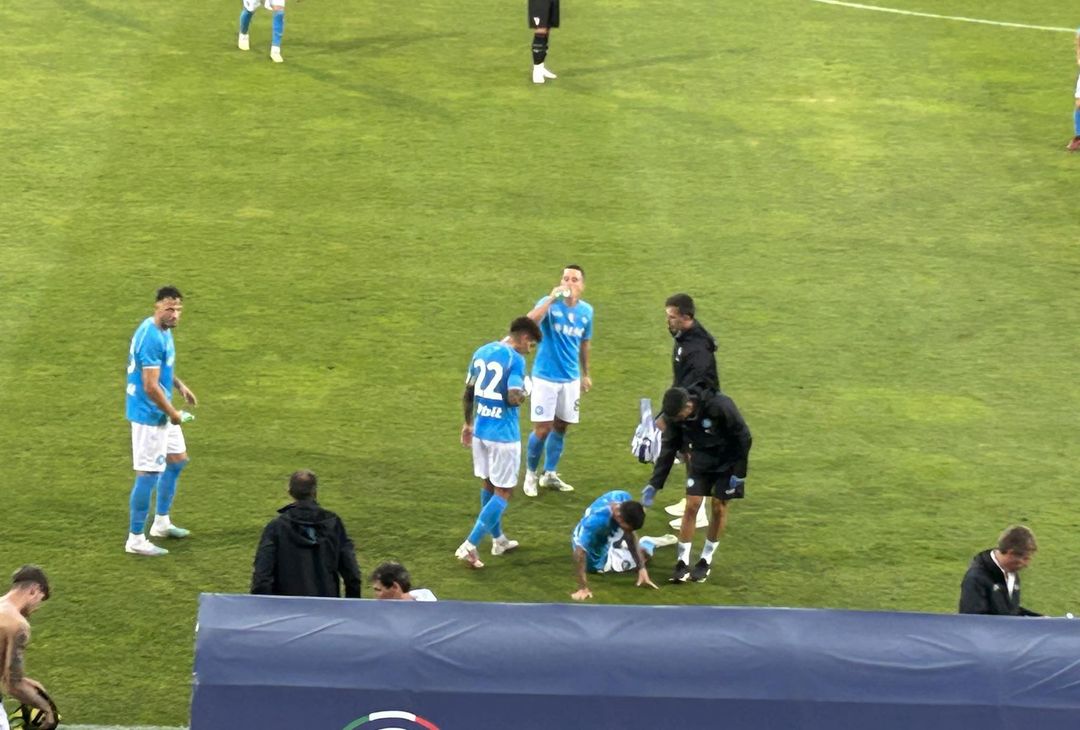 Termina il match di Politano con l'Augsburg: il giocatore esce zoppicante