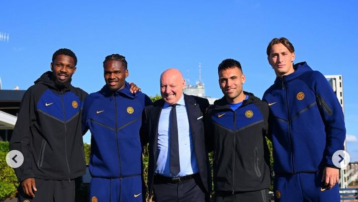 Inter, Lautaro e i compagni d’attacco in sede. Il dettaglio delle tute non sfugge ai tifosi - immagine 1