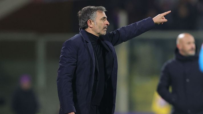 FLORENCE, ITALY - DECEMBER 6: Fabio Pecchia manager of Parma Calcio gestures during the match between of ACF Fiorentina and Parma Calcio - Coppa Italia at Stadio Artemio Franchi on December 6, 2023 in Florence, Italy. (Photo by Gabriele Maltinti/Getty Images) Qui Parma, non solo Almqvist. Ufficiale un altro rinforzo in attacco - immagine 1