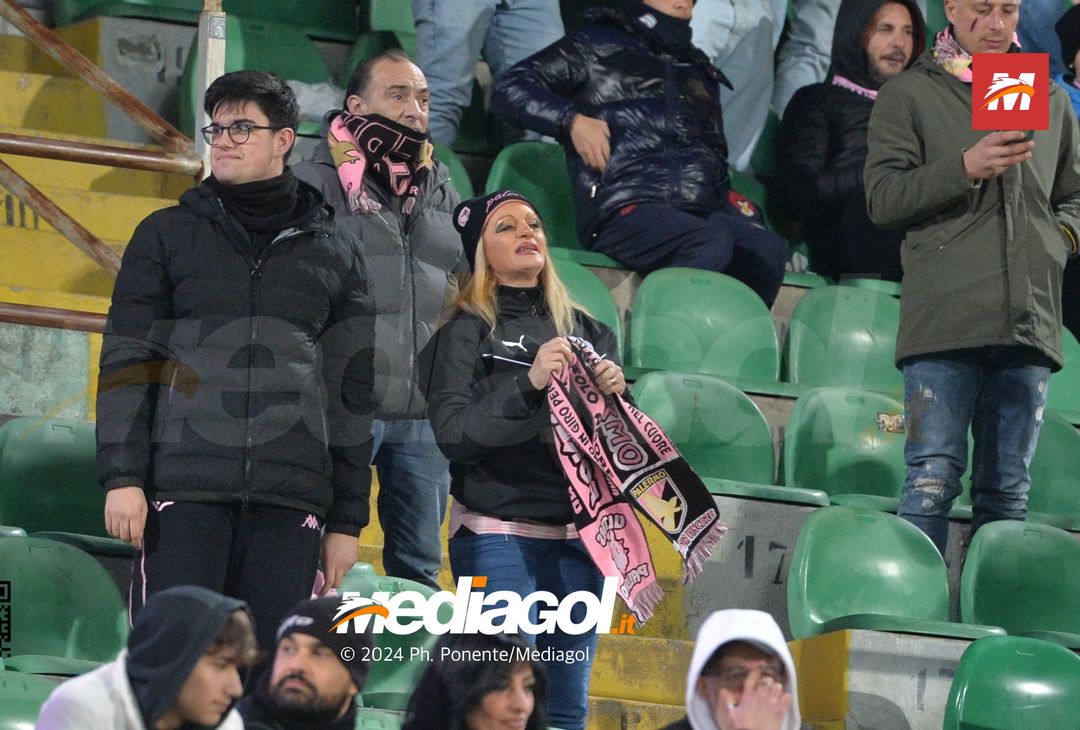 FOTOTIFO Palermo-Bari 3-0, gli scatti ai tifosi al “Renzo Barbera” (GALLERY) - immagine 55
