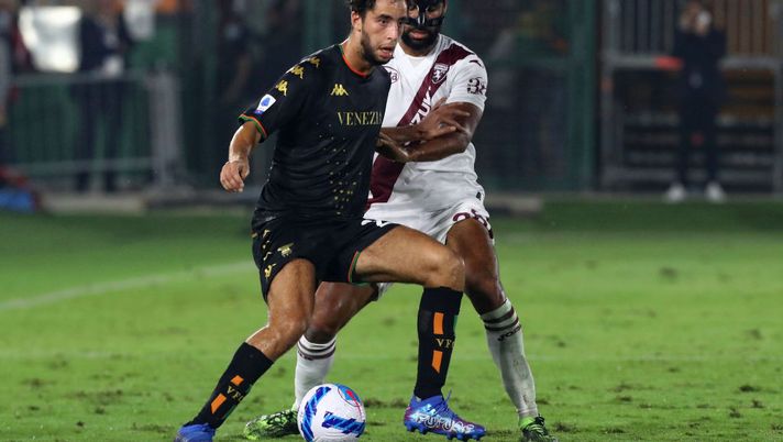 VENEZIA, ITALY - SEPTEMBER 27: Sofian Kiyine of Venezia competes for the ball with Djidji of Torino during the Serie A match between Venezia FC and Torino FC at Stadio Pierluigi Penzo on September 27, 2021 in Venezia, Italy. (Photo by Maurizio Lagana/Getty Images) Djidji, due errori che pesano 4 punti. Ma Juric lo difende: “Mi sta piacendo” - immagine 1