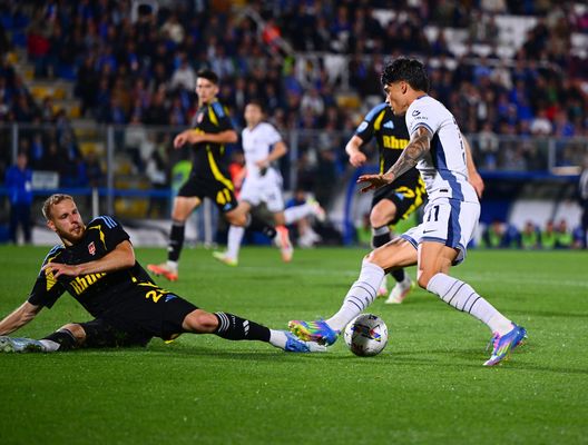 COMO, ITALY - MAY 23: Joaquin Correa of FC Internazionale scores the goal during the Serie A match between Como and FC Internazionale at Stadio G. Sinigaglia on May 23, 2025 in Como, Italy. (Photo by Mattia Pistoia - Inter/Inter via Getty Images) Inter, tutto o niente: a Monaco verità senza mezze misure. Se vince, Scudetto cancellato- immagine 3