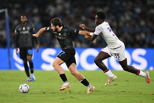 NAPLES, ITALY - OCTOBER 08: Khvicha Kvaratskhelia of SSC Napoli being followed by Michael Kayode of ACF Fiorentina during the Serie A TIM match between SSC Napoli and ACF Fiorentina at Stadio Diego Armando Maradona on October 08, 2023 in Naples, Italy. (Photo by Francesco Pecoraro/Getty Images) Italiano a Sky: “Jack oggi poteva non esserci. Kayode non ha paura di nulla”- immagine 2