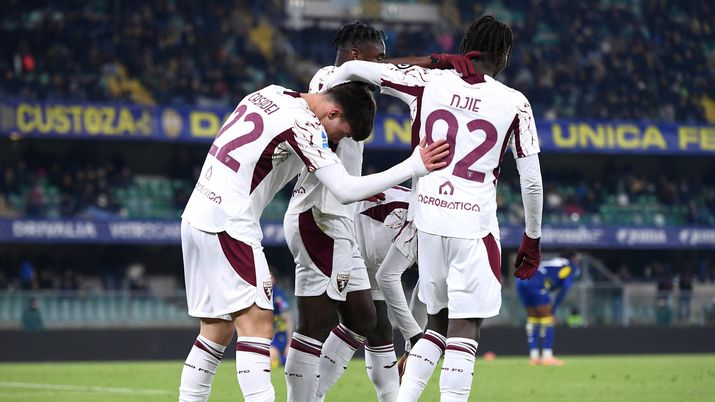 VERONA, ITALY - JANUARY 04: Cesare Casadei of Torino celebrates scoring his team's second goal with teammates during the Serie A match between Hellas Verona FC and Torino FC at Stadio Marcantonio Bentegodi on January 04, 2026 in Verona, Italy. (Photo by Alessandro Sabattini/Getty Images) Super Toro al Bentegodi, Verona asfaltato 3-0: crisi profonda per i gialloblù! - immagine 1
