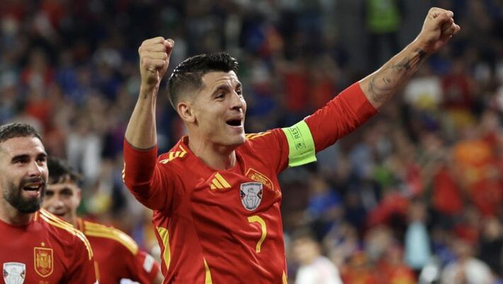 GELSENKIRCHEN, GERMANY - JUNE 20: Alvaro Morata of Spain celebrates his team's first goal, an own goal scored by Riccardo Calafiori of Italy (obscured) during the UEFA EURO 2024 group stage match between Spain and Italy at Arena AufSchalke on June 20, 2024 in Gelsenkirchen, Germany. (Photo by Kevin C. Cox/Getty Images) Chiellini elogia Morata: “È forte e si esalta nelle gare importanti. Ero con Capello e…” - immagine 1