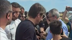 Mister Conte si prende l’abbraccio sconfinato dei tifosi del Napoli a Castel Volturno