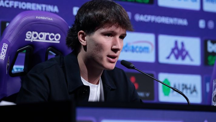 GERMOGLI PH: 23 GENNAIO 2026 BAGNO A RIPOLI VIOLA PARK PRESENTAZIONE NUOVI GIOCATORI DELLA FIORENTINA JACK HARISON E GIOVANNI FABBIAN NELLA FOTO Fabbian: “Un idolo viola? Jovetic. Domenica non sapevo tutto, sono professionista” - immagine 1