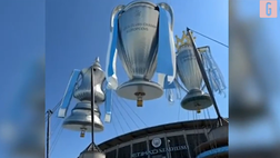Manchester City, mongolfiere a forma di trofei in volo sull’Etihad | VIDEO