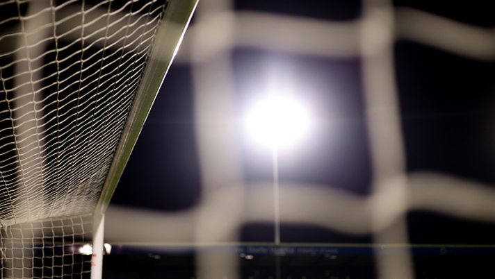 HARROGATE, ENGLAND - NOVEMBER 29: A general view of the stadium floodlight through the net prior to the Emirates FA Cup Second Round match between Harrogate Town and Gainsborough Trinity at The Exercise Stadium on November 29, 2024 in Harrogate, England. (Photo by George Wood/Getty Images) calcio