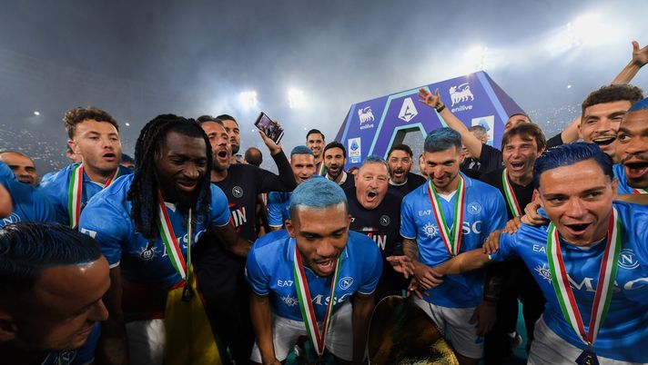 Scudetto Napoli, la festa: in campo giocatori con i capelli tinti di azzurro - immagine 1