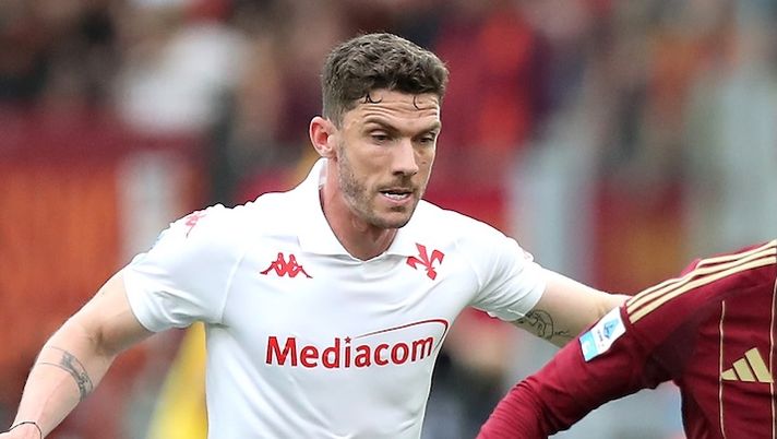 ROME, ITALY - MAY 04: Matias Soule of AS Roma (R) runs with the ball whilst under pressure from Moise Kean and Robin Gosens of Fiorentina during the Serie A match between AS Roma and Fiorentina at Stadio Olimpico on May 04, 2025 in Rome, Italy. (Photo by Paolo Bruno/Getty Images) FLASH – Fiorentina, dura solo un tempo la gara di Gosens: cambio obbligato, il motivo - immagine 1