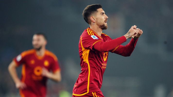 ROME, ITALY - DECEMBER 23: Lorenzo Pellegrini of AS Roma celebrates after scoring their team's first goal during the Serie A TIM match between AS Roma and SSC Napoli at Stadio Olimpico on December 23, 2023 in Rome, Italy. (Photo by Paolo Bruno/Getty Images) Pellegrini fa una magia: è festa Roma - immagine 1