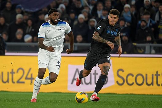 Nuno Tavares della SS Lazio gareggia per la palla con Giuovanni Di Lorenzo del Napoli durante la partita di Serie A tra SS Lazio e Napoli allo Stadio Olimpico il 15 febbraio 2025 a Roma Lazio, i voti di una stagione tra alti e bassi: i top, i flop e il futuro- immagine 3