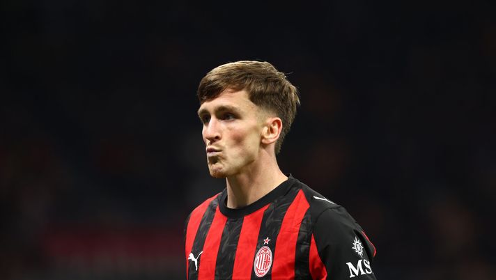 MILAN, ITALY - OCTOBER 24: Alexis Saelemaekers of AC Milan looks on during the Serie A match between AC Milan and Pisa SC at Giuseppe Meazza Stadium on October 24, 2025 in Milan, Italy. (Photo by Giuseppe Cottini/AC Milan via Getty Images) Milan-Roma, Saelemaekers: “Dobbiamo prendere i tre punti fondamentali” - immagine 1