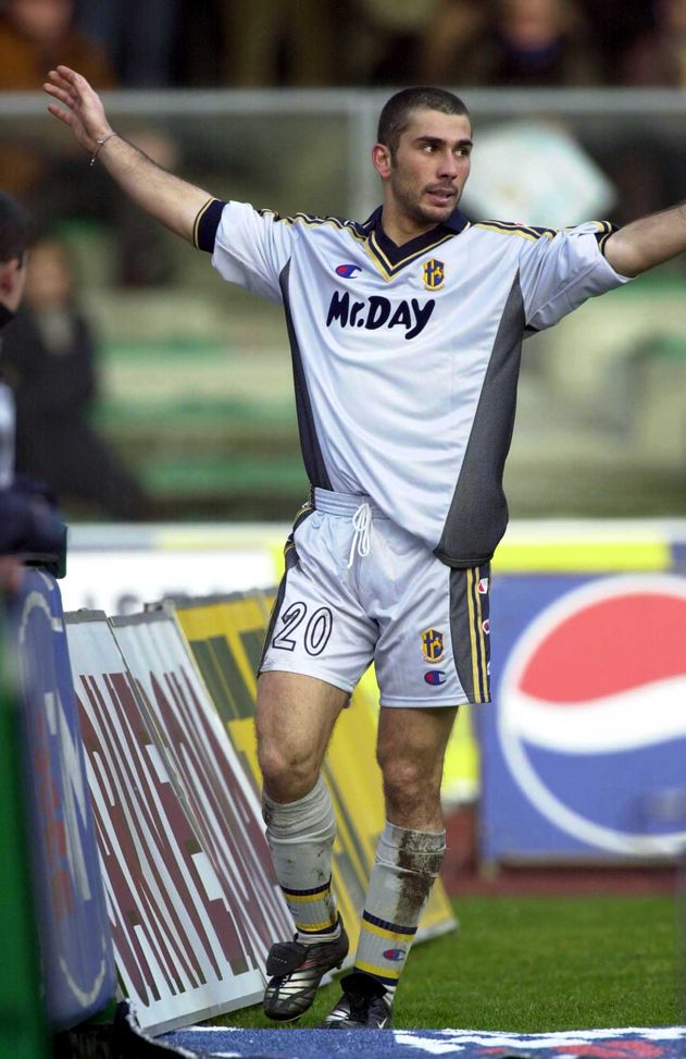28 JAN 2001: Marco Di Vaio celebrates after scoring a goal during the SERIE A 16th Round League match between Verona and Parma, played at the Bentegodi Stadium, Verona. Claudio Villa / GRAZIA NERI DIGITAL CAMERA Mandatory Credit: Grazia Neri/ALLSPORT Precedenti, il Parma non vince al Bentegodi dal 2001 con l’ultima in A di Sacchi- immagine 2