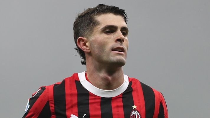 MILAN, ITALY - NOVEMBER 30: Christian Pulisic of AC Milan looks on during the Serie A match between AC Milan and Empoli FC at Stadio Giuseppe Meazza on November 30, 2024 in Milan, Italy. (Photo by Marco Luzzani/Getty Images)  Milanello, Pulisic: oggi non era previsto il suo allenamento in gruppo - immagine 1