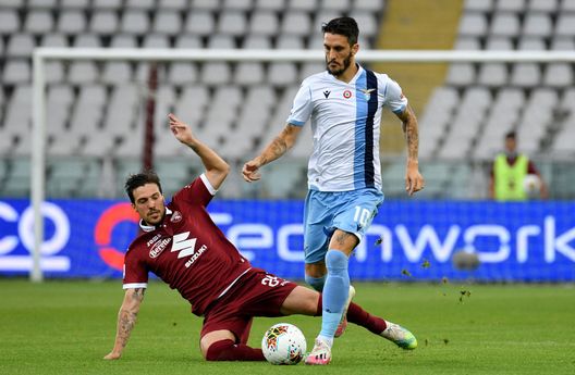 TURIN, ITALY - JUNE 30: Luis Alberto of SS Lazio compete for the ball with Simone Verdi of Torino FC during the Serie A match between Torino FC and SS Lazio at Stadio Olimpico di Torino on June 30, 2020 in Turin, Italy. (Photo by Marco Rosi - SS Lazio/Getty Images) Torino-Lazio, i precedenti: l’ultima vittoria granata nel 2019, a giugno Parolo decisivo- immagine 2