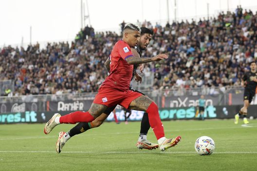 VENICE, ITALY - MAY 12: Mikael Ellertsson of Venezia competes for the ball with Dodò of Fiorentina during the Serie A match between Venezia and Fiorentina at Stadio Pier Luigi Penzo on May 12, 2025 in Venice, Italy. (Photo by Maurizio Lagana/Getty Images) Occhio, Palladino: se non fai almeno 2 punti cade anche l’ultimo capo di difesa- immagine 2
