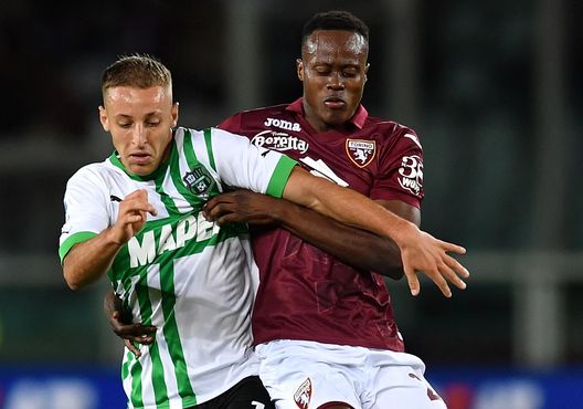 TURIN, ITALY - SEPTEMBER 17: Demba Seck of Torino FC competes with Davide Frattesi of US Sassuolo during the Serie A match between Torino FC and US Sassuolo at Stadio Olimpico di Torino on September 17, 2022 in Turin, Italy. (Photo by Valerio Pennicino/Getty Images)