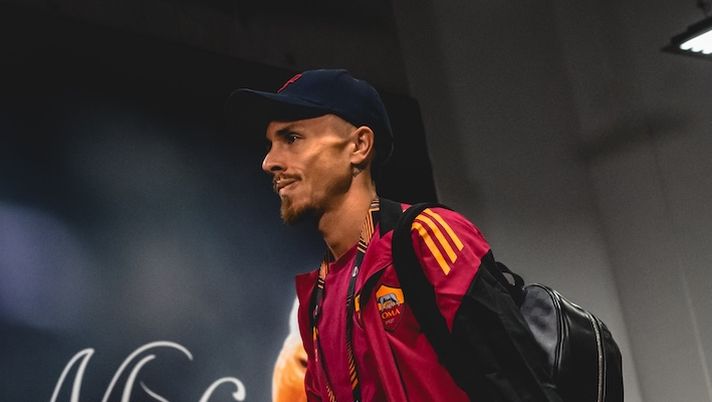 NICE, FRANCE - SEPTEMBER 24: AS Roma player Angelino arrives at the stadium prior to the UEFA Europa League 2025/26 League Phase MD1 match between OGC Nice and AS Roma at Grand Stade de Nice on September 24, 2025 in Nice, France. (Photo by Fabio Rossi/AS Roma via Getty Images) Infortunati e gestione al fanta: De Bruyne, Bremer, Angelino, Gosens, Dybala, Bailey, Gimenez, Collocolo…- immagine 1
