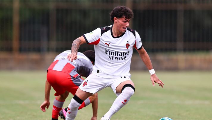 CREMONA, ITALY - SEPTEMBER 27: Simon La Mantia of AC Milan during the Primavera 1 match between US Cremonese and AC Milan on September 27, 2025 in Cremona, Italy. (Photo by Luca Amedeo Bizzarri - AC Milan/AC Milan via Getty Images) Milan Primavera, operazione riuscita per il giovane La Mantia: il comunicato - immagine 1