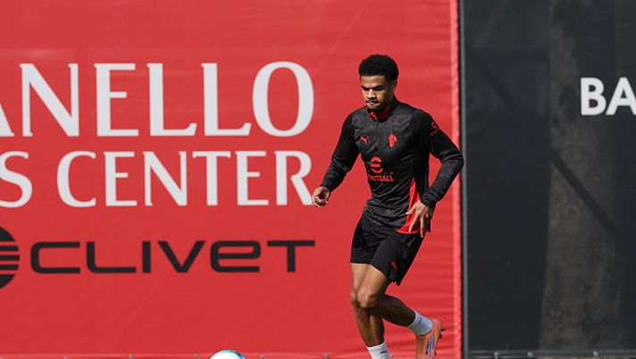 CAIRATE, ITALY - OCTOBER 03: Zachary Athekame of AC Milan in action during AC Milan training session at Milanello on October 03, 2025 in Cairate, Italy. (Photo by Claudio Villa/AC Milan via Getty Images)  Athekame, esordio sfiorato con la Svizzera A: Yakin lo osserva