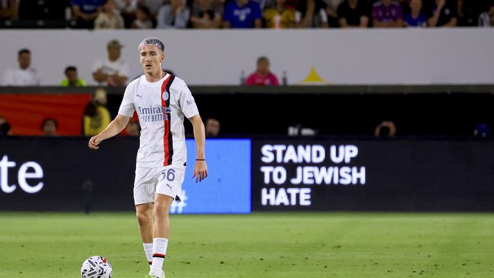 CARSON, CALIFORNIA - JULY 27: Alexis Saelemaekers of AC Milan in action during the Pre-Season Friendly match between Juventus and AC Milan at Dignity Health Sports Park on July 27, 2023 in Carson, California. (Photo by Giuseppe Cottini/AC Milan via Getty Images) Cor Bo – Il Bologna vuole spiccare il volo: servono i gol degli esterni - immagine 1