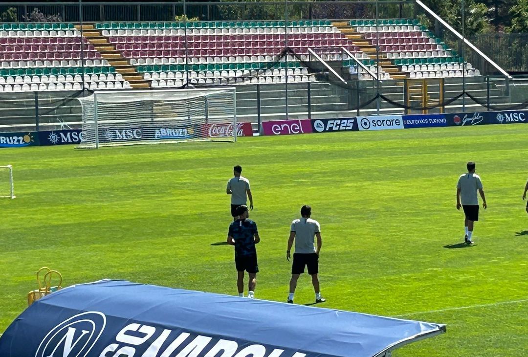 GALLERY Conte rientra in campo dopo la seduta tattica: ovazione dei tifosi - immagine 4