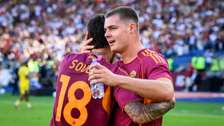 ROME, ITALY - SEPTEMBER 28: AS Roma players Evan Ferguson and Matias Soulé celebrate during the Serie A match between AS Roma and Hellas Verona FC at Stadio Olimpico on September 28, 2025 in Rome, Italy. (Photo by Luciano Rossi/AS Roma via Getty Images) FORMAZIONI UFFICIALI – La scelta su Soulé, Ferguson, David, Conceicao, Solet, Diao e Douvikas- immagine 1