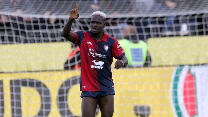 CAGLIARI, ITALY - FEBRUARY 25: Zito Luvumbo of Cagliari celebrates his goal 1-1 during the Serie A TIM match between Cagliari and SSC Napoli at Sardegna Arena on February 25, 2024 in Cagliari, Italy. (Photo by Enrico Locci/Getty Images) Retroscena Luvumbo, avrebbe potuto giocare nel Napoli: la trattativa saltata - immagine 1