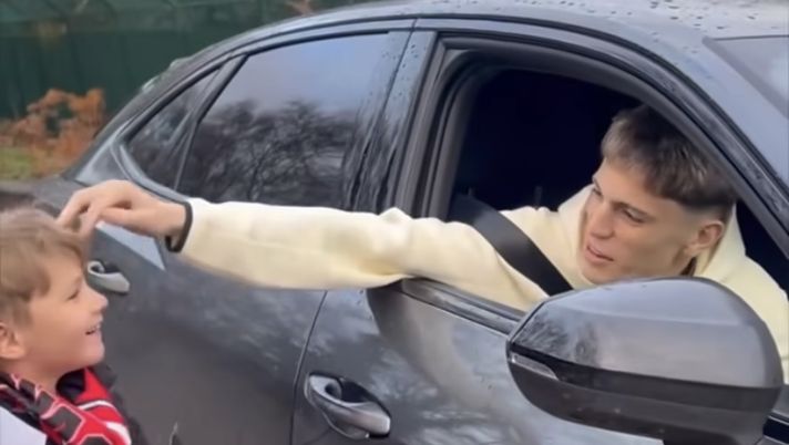 Garnacho cuore d’oro: dopo il gol, il regalo al piccolo fan! - immagine 1