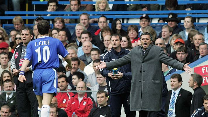 LONDON - APRIL 23: Joe Cole of Chelsea walks over to the bench to listen to Manager, Jose Mourinho after scoring the first goal of the game during the Barclays Premiership match between Chelsea and Fulham at Stamford Bridge on April 23, 2005 in London, England. (Photo by Ben Radford/Getty Images) Joe Cole attacca il Chelsea: “La squadra non segna. Lukaku poteva essere utile” - immagine 1